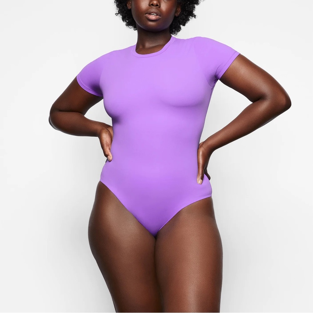 SKIMS FITS EVERYBODY T-SHIRT BODYSUIT | ULTRA VIOLET